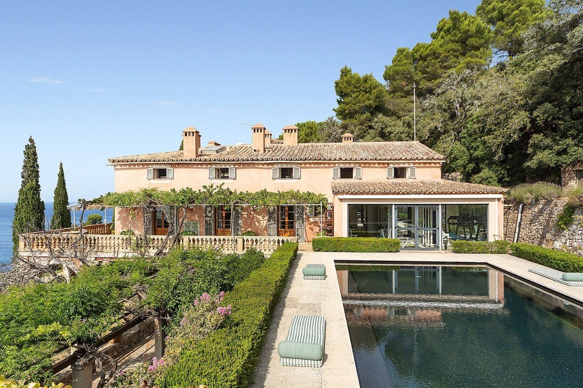 Casona mallorquina de piedra con piscina sobre la costa de la Tramuntana